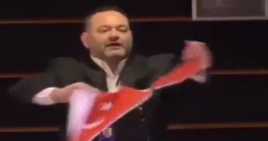 بعد تمزيق العلم التركى.. رواد مواقع التواصل لـ أردوغان: هذا ما فعلته بوطنك