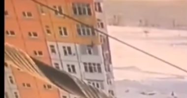 حادثة عجيبة.. شاهد امرأة تسقط من الدور التاسع لكنها تنهض وتمضى فى حال سبيلها!