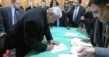 سامح عاشور يتقدم بأوراق ترشحه على منصب نقيب المحامين