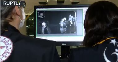 مطار إسطنبول يكشف على الأتراك بالفحص الحرارى بعد شبهة وصول كورونا لتركيا.. فيديو