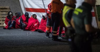 خفر السواحل الإسبانى ينقذ عشرات المهاجرين بجزيرة جران كناريا