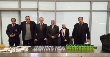ضبط راكب بنجلاديشى بمطار القاهرة حاول تهريب أدوية ومستحضرات تجميل.. صور