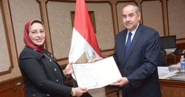 وزير الطيران المدنى يكرم رئيسة الإدارة المركزية للجودة السابقة