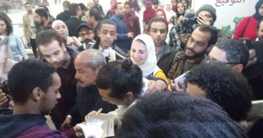 شاهد.. زحام كبير فى حفل توقيع "الزمن" لـ مصطفى إبراهيم بـ معرض الكتاب
