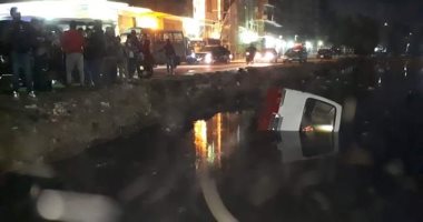 قارئ يشارك بصور انقلاب سيارة ميكروباص محمله بالركاب في ترعة ببرك الخيام