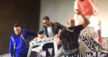 فيديو.. إصابة سعد لمجرد وأعضاء فرقة مغربية بعد سقوطهم من أعلى المسرح
