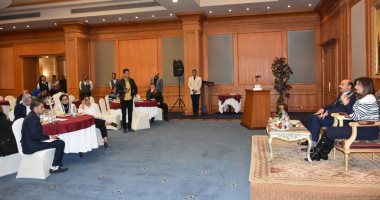 محافظ أسوان يشكر وزيرة الهجرة بعد إعادة محاكمة مصرى بالسعودية.. صور وفيديو