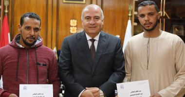 محافظ قنا يكرم شابين لشجاعتهما فى إنقاذ ركاب سيارة