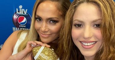 صور.. جينيفر لوبيز تهدى شاكيرا هدية قبل إحيائهما حفل Super Bowl.. تعرف عليها