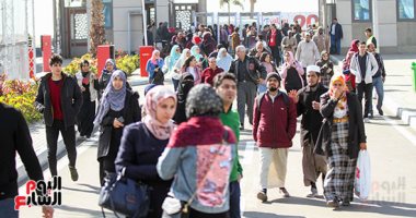 الشباب أول الحاضرين فى اليوم العاشر لمعرض القاهرة الدولى للكتاب