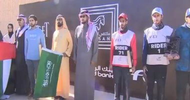 ولى عهد دبى يتسلم جائزة كأس خادم الحرمين لسباق القدرة بحضور والده..فيديو