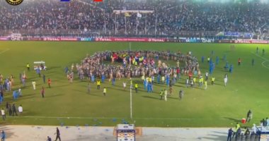 فيديو.. إبقاء الأهلي والحكام فى ملعب الهلال وإخلاء الاستاد من الجماهير