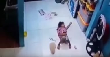 "مقتولة نوم".. ثعبان يدخل فى ملابس طفلة ويستمر 7 دقائق دون شعورها.. فيديو