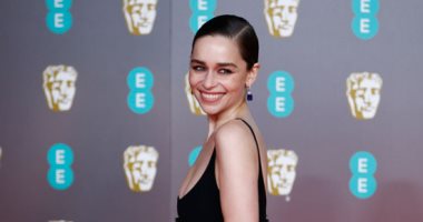 أم التنانين إميليا كلارك تتألق على السجادة الحمراء لحفل الـ BAFTA  