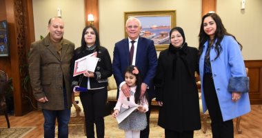 محافظ بورسعيد يكرم فتاتين من ذوى الاحتياجات الخاصة لتميزهم فى العديد من الأنشطة