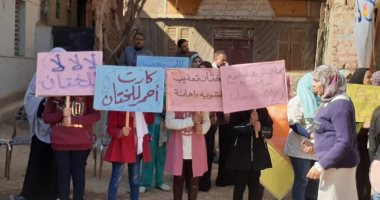 التضامن تقدم أنشطة توعوية فى قرية طفلة أسيوط ضحية الختان.. صور