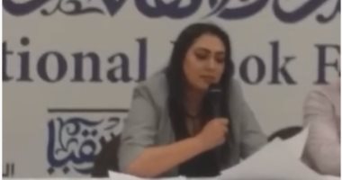 "القبلة"  تثير الجدل.. قصيدة للمغربية منى وفيق فى معرض الكتاب.. صور