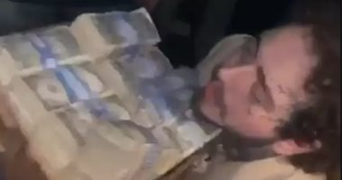 الخمرة تعمل أكتر من كدة.. مطرب شهير يوزع 50 ألف دولار على معجبيه.. فيديو