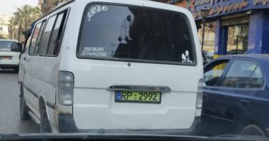 امسك مخالفة.. قارئ يرصد ميكروباص بدون لوحات معدنية بالعباسية