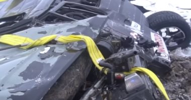 فيديو.. شاب يستمتع بتحطيم سيارته الفارهة بطريقة غريبة.. شوف عمل ايه