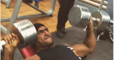 "عاش يا وحش".. أحمد العوضى يمارس تدريبات شاقة فى الجيم ..فيديو