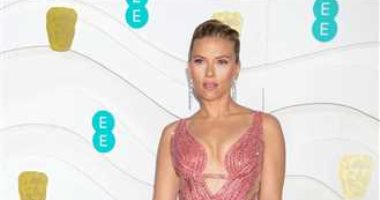نجمات حفل جوائز الـ BAFTA بإطلالات الريش والشراشيب .. سكارليت جوهانسن الأجمل
