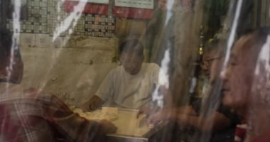 ملاحقة أمنية لـ"الدومينو" بسبب كورونا.. والشرطة الصينية تفض التجمعات بالقوة