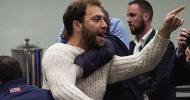 فيديو.. الأمن الأمريكى يطرد متظاهرا خلال مؤتمر صحفى لأبناء ترامب
