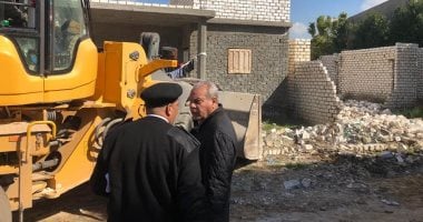 صور.. إزالة التعديات على أراضى الاستصلاح الزراعى غرب الإسكندرية