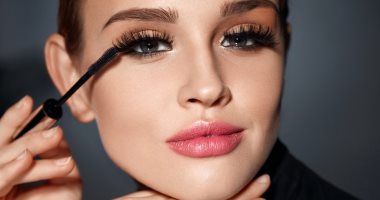 4 خطوات أساسية لوضع الماسكارا لإطلالة مكياج مثالية 