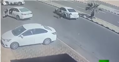 شاهد.. كاميرا مراقبة توثق لحظة فرار قاتل من مسرح الجريمة بالسعودية