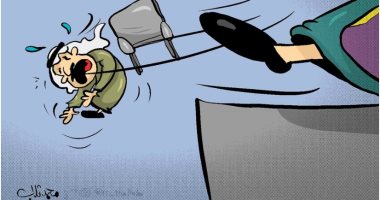 كاريكاتير صحيفة كويتية يسلط الضوء على التقاعد الإجبارى بالكويت