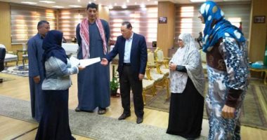 صور.. قصة أضخم رجل بالشرقية محروم من العيش بصورة طبيعية ويتعرض للتنمر.. محمد شحاتة: مهدد بالطرد من مسكنى والمحافظة خصصتلى شقة مساحتها 43 مترا لا أستطيع دخولها لضخامتى.. ويناشد بتوفير سكن ملائم ومعاش