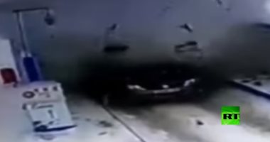 شاهد.. انفجار سيارة داخل محطة بنزين بروسيا بعد تزويدها بالوقود بلحظات