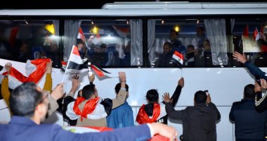 مصر لا تنسى أبناءها.. احتفال شعبى فى دمياط ابتهاجا بعودة الصيادين بعد احتجازهم أكثر من شهرين باليمن.. والأهالى يرفعون الأعلام ويهتفون تحيا مصر.. والصيادون: نشكر الرئيس السيسى وكنا فاقدين الأمل فى عودتنا.. صور