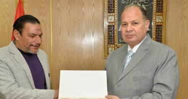 صور.. محافظ أسيوط يكرم وكيل التربية والتعليم لتميزه فى عمله