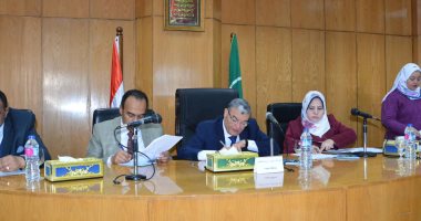 صور.. صرف مساعدات مالية وإعانات عاجلة خلال لقاء محافظ المنيا بالمواطنين