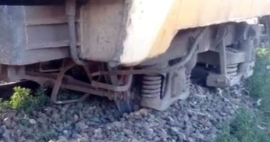 خروج عربتين من قطار طنطا كفر الشيخ عن القضبان في قطور.. صور
