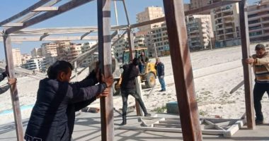 قبل موسم صيف 2020.. إزالة الاشغالات المخالفة على شاطئ النخيل فى الإسكندرية