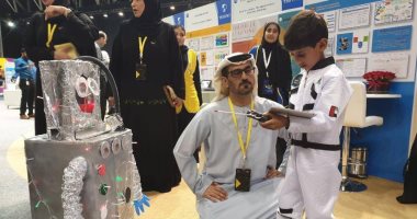 طفل إماراتى يلفت أنظار المشاركين بمهرجان العلوم والابتكار.. اعرف التفاصيل
