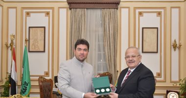 رئيس جامعة القاهرة يلتقى وفد أكاديمية بلغار الإسلامية لبحث تبادل الطلاب