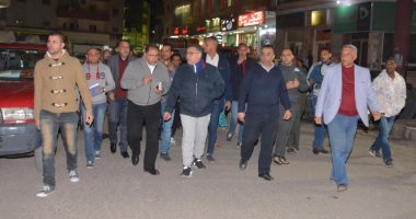 مرتديا "تريننج" ودون حراسة ... صور محافظ البحر الأحمر فى جولة "نص الليل"
