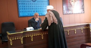 صور.. مشكلات الصحة والتعليم والزراعة تدفع رئيس مركز القرنة للقاء المواطنين