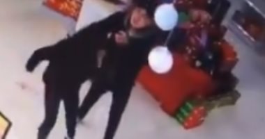 رجل يصفع عاملة طالبته بارتداء القناع الطبي في محطة بنزين باليابان.. فيديو