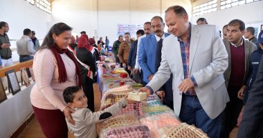 صور.. طفل قبطى يهدى محافظ أسيوط مصحفا خلال معرض المشغولات اليدوية
