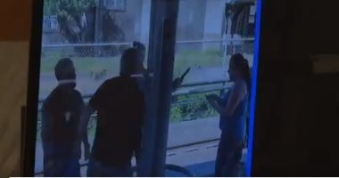 لحظة طعن أمريكى لرجلين منعا الاعتداء على فتاتين إحداهما محجبة. .فيديو