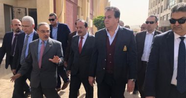 وزير التعليم العالى يزور جامعة طنطا ويخضع لكشف طبى على عينيه بالعيادات.. صور