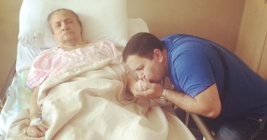 ادوارد يحيى الذكرى الثالثة لوفاة والدته بصورة حزينة وكلمات مؤثرة