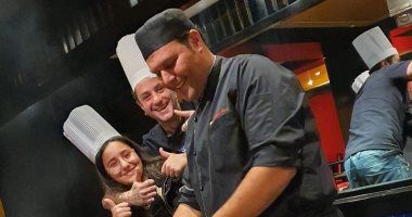 أحمد الفيشاوى مع ابنة زوجته: اليابانى مطبخى المفضل.. صورة