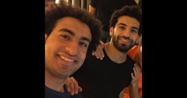 فى وقت فراغه.. محمد صلاح يشاهد على ربيع وأحمد سلطان بمسلسل كوميدى.. فيديو